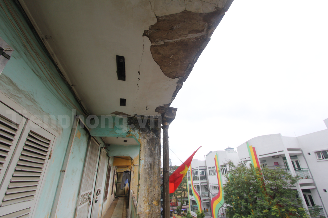 Độc giả cho rằng, khi vượt quá thời hạn sử dụng nếu chất lượng không còn đảm bảo an toàn thì nhà nước có quyền cấm sử dụng toà nhà chung cư cũ nếu như không được xây mới (Ảnh: Lộc Liên)