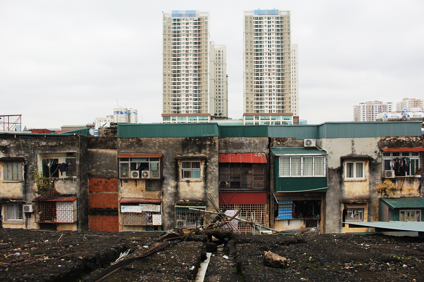 Cải tạo xây dựng lại các khu chung cư cũ trên địa bàn TP Hà Nội là việc lớn, khó và liên quan trực tiếp đến cuộc sống của một bộ phận lớn dân cư TP, vì vậy, phải thực hiện bài bản, chắc chắn. (Ảnh: Lộc Liên)