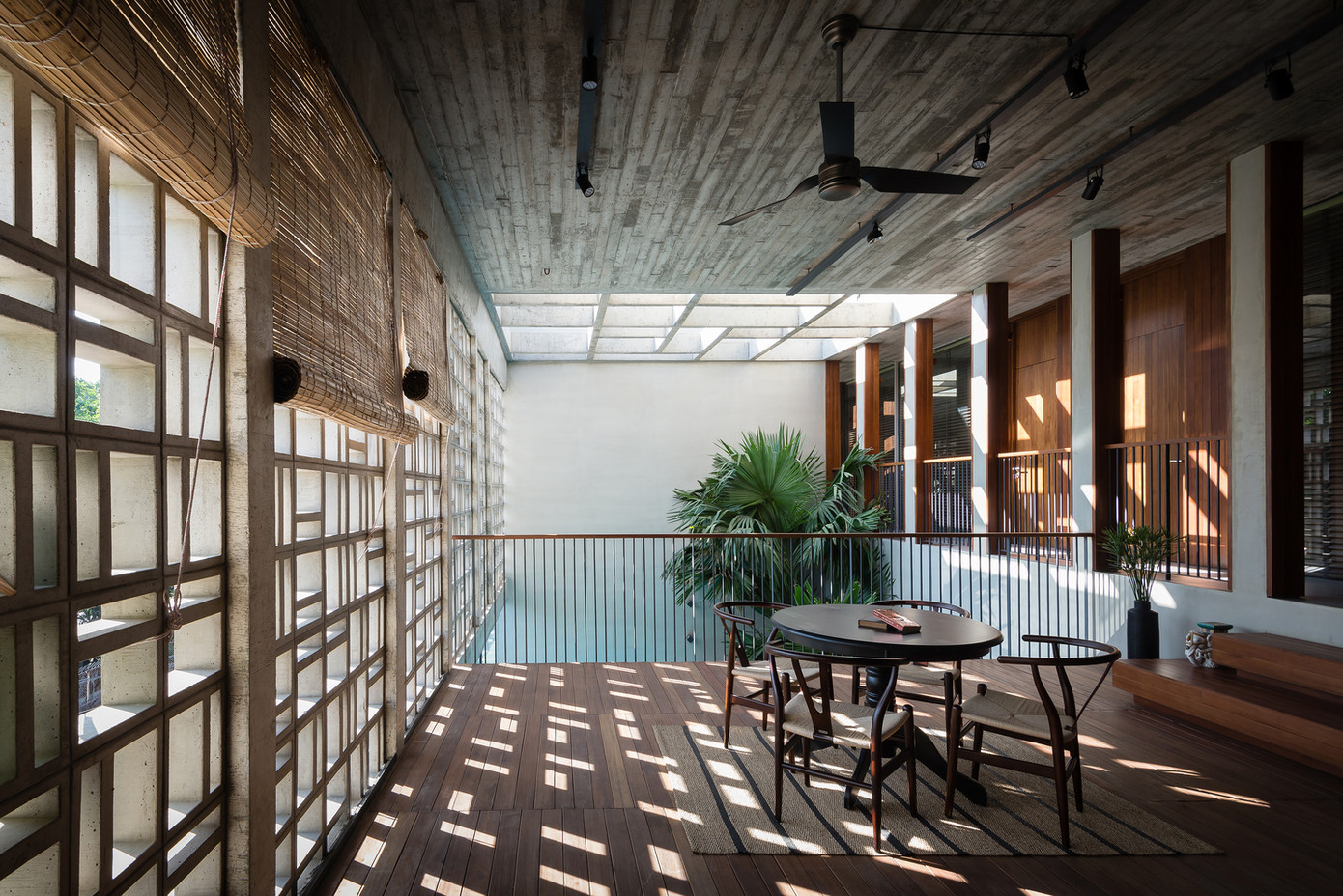 Các vật liệu tự nhiên như gỗ, đá kết hợp với bê tông tạo ra một bầu không khí nhiệt đới và thư giãn.