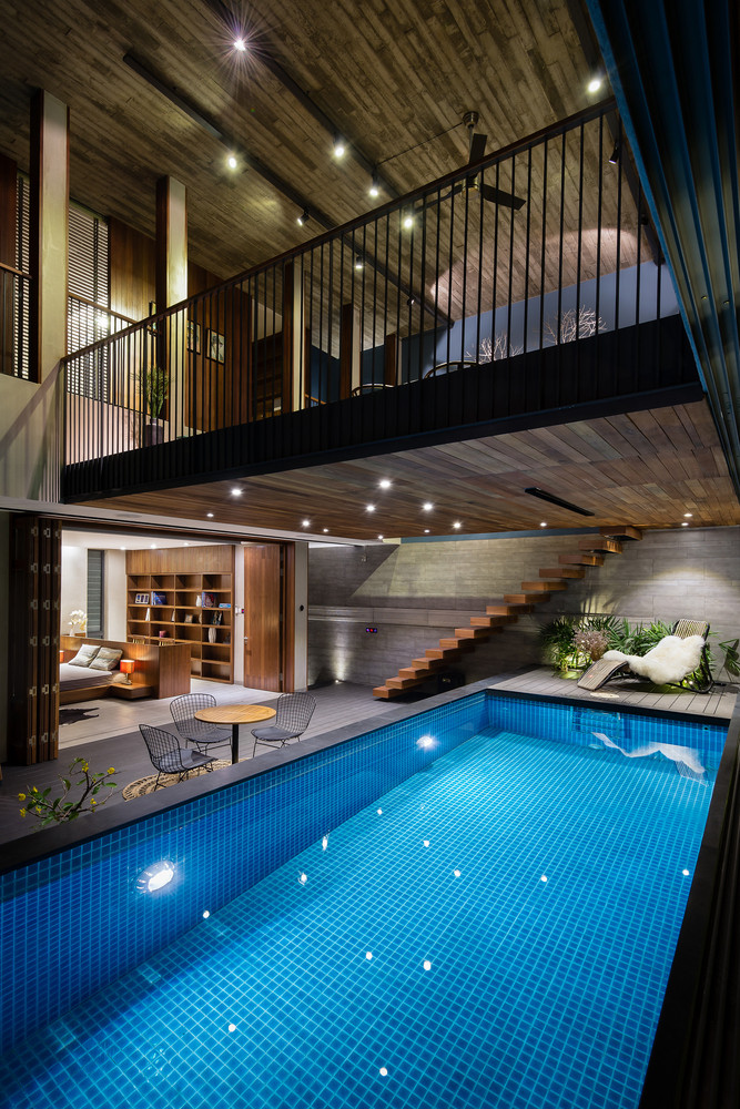 Nội thất ngôi nhà được lấy cảm hứng từ kiến trúc truyền thống của Việt Nam thông qua việc sử dụng sân trong, ao cá, hàng hiên, cửa chớp và cây xanh.