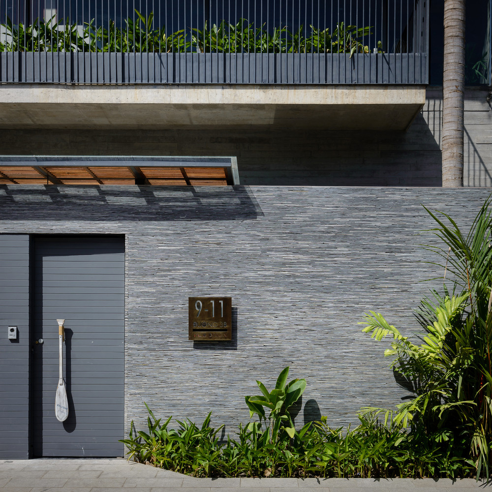 Cấu trúc mặt tiền kéo dài 12,5m, bố trí lượng lớn ô thoáng để thông gió thủ công, tinh tế nhưng vẫn bao bọc được các không gian bên trong.