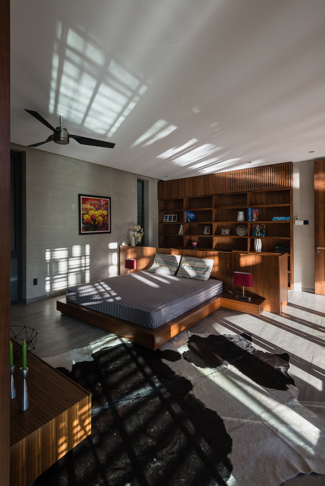 Nội thất ngôi nhà được lấy cảm hứng từ kiến trúc truyền thống của Việt Nam thông qua việc sử dụng sân trong, ao cá, hàng hiên, cửa chớp và cây xanh.