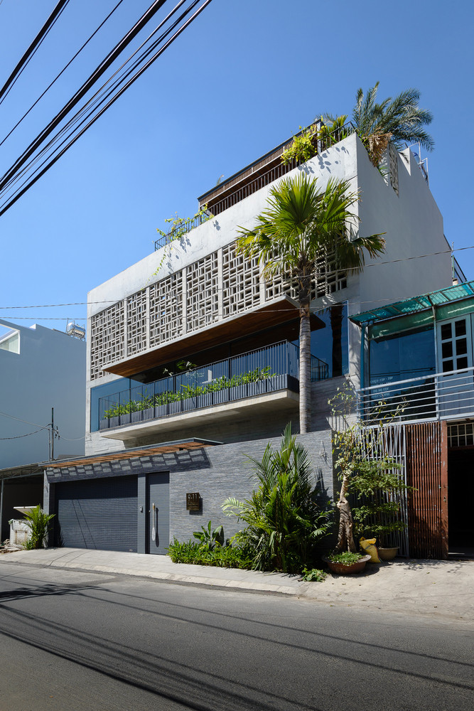 Ngôi nhà này được bố trí trong một diện tích hạn chế 12,5m x 14,5m nhưng lại đòi hỏi nhiều chức năng nên kiến trúc sư bố trí các khu vực sinh hoạt cơ bản như phòng khách, phòng ngủ ra phía sau trong khi các tiện ích khác như nhà bếp, nhà để xe, hồ bơi, nơi học tập được đưa ra phía trước.