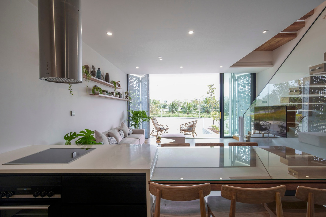 Tầng 1 là không gian chung bao gồm bếp ăn, vệ sinh chung và phòng ngủ cho khách.