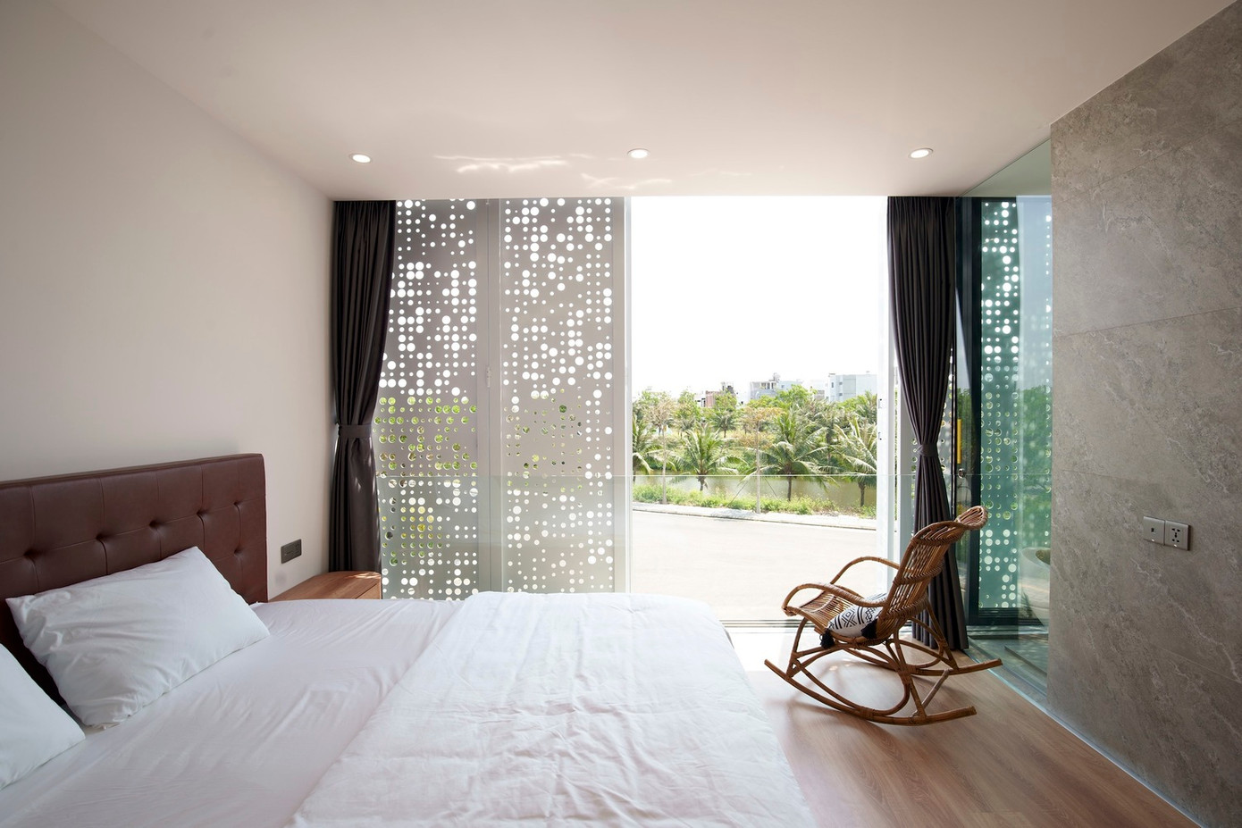 Trên tầng hai, có hai phòng ngủ, một ở phía trước và một ở phía sau.