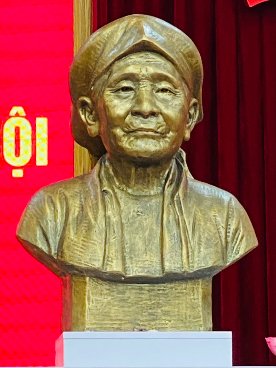 Phác thảo tượng mẹ Tơm. Ảnh: Lê Xuân Sơn.