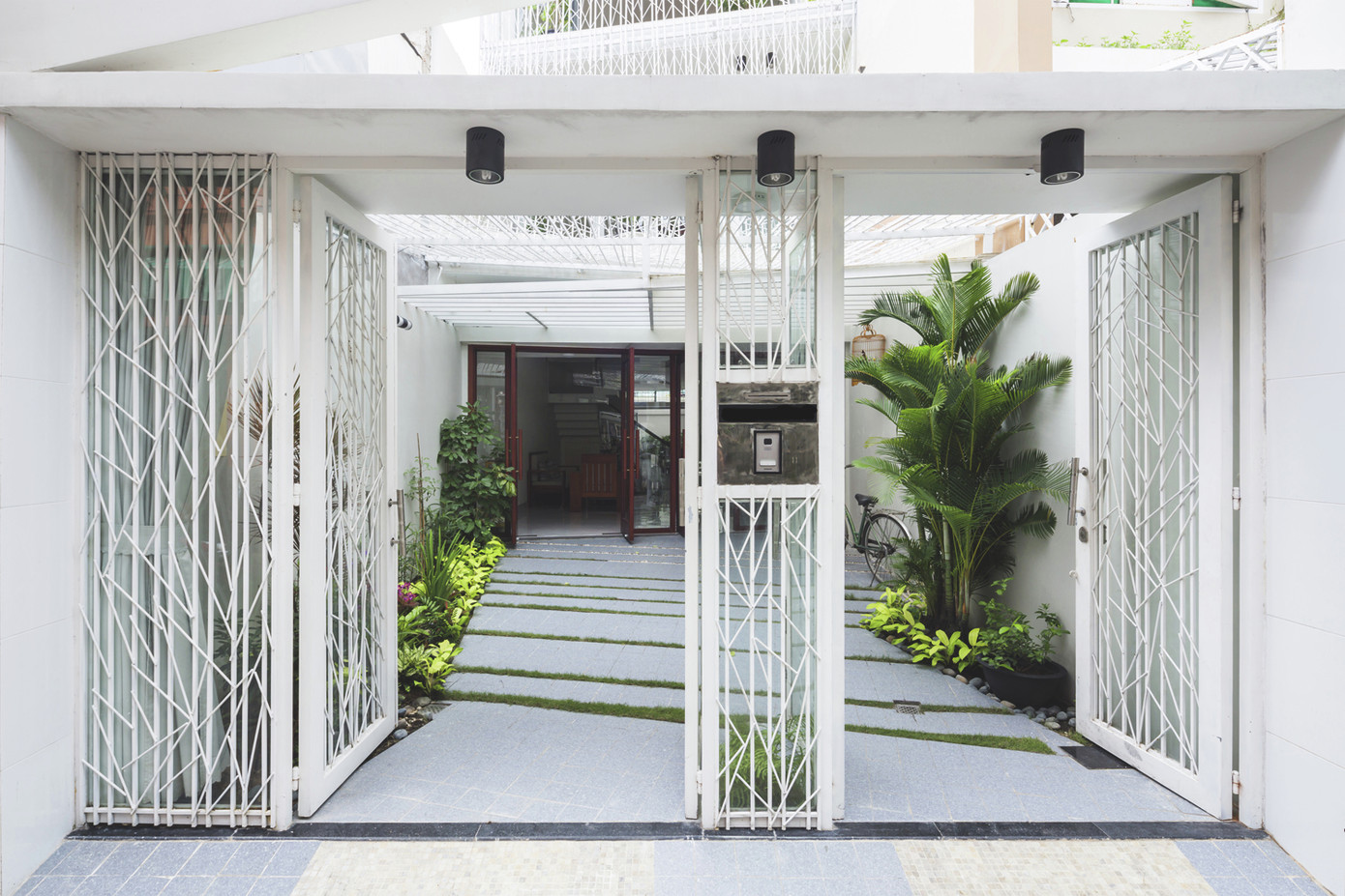 Sự kết hợp của các cạnh ban công ở mỗi tầng, cũng như các tấm chắn an ninh bằng thép, mang đến một kiến trúc vượt ra ngoài chủ nghĩa hiện đại.