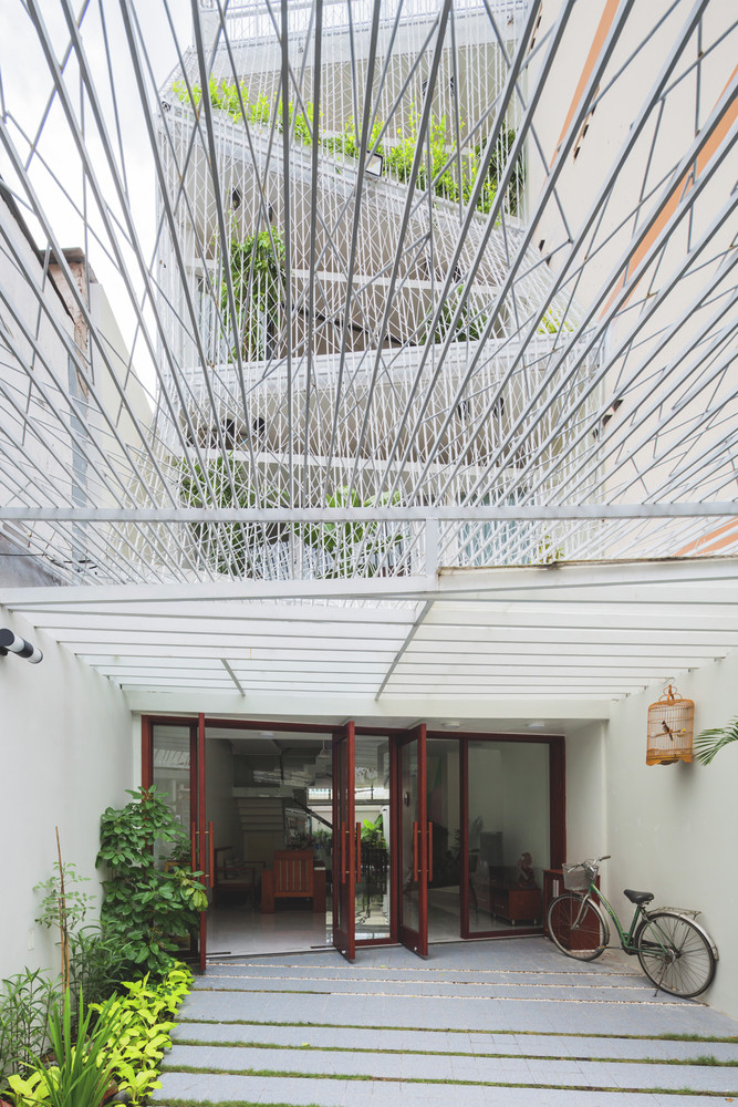 Không chỉ thông gió, ngôi nhà còn bố trí cây xanh ở khắp nơi để con người được gần gũi với thiên nhiên nhiều hơn.