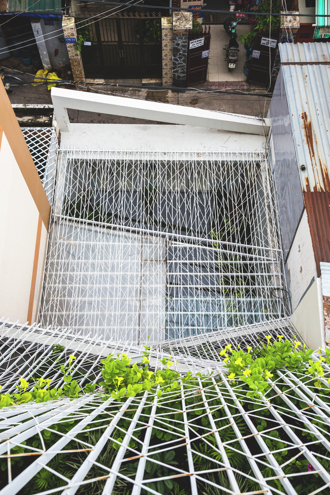 Gia chủ mong muốn ngôi nhà có nhiều ánh sáng, không khí và thông gió tốt để tiết kiệm điện năng. Do đó, một tỷ lệ lớn mặt tiền bên ngoài được dành cho các khe hở để gió thổi qua.