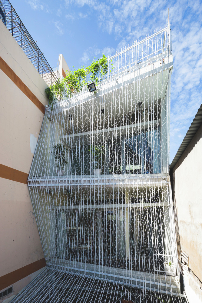 Để đảm bảo an toàn, lưới thép bao bọc ngôi nhà ở bên ngoài tất cả các ban công, vì vậy cửa sổ và cửa ra vào có thể luôn mở nếu muốn.