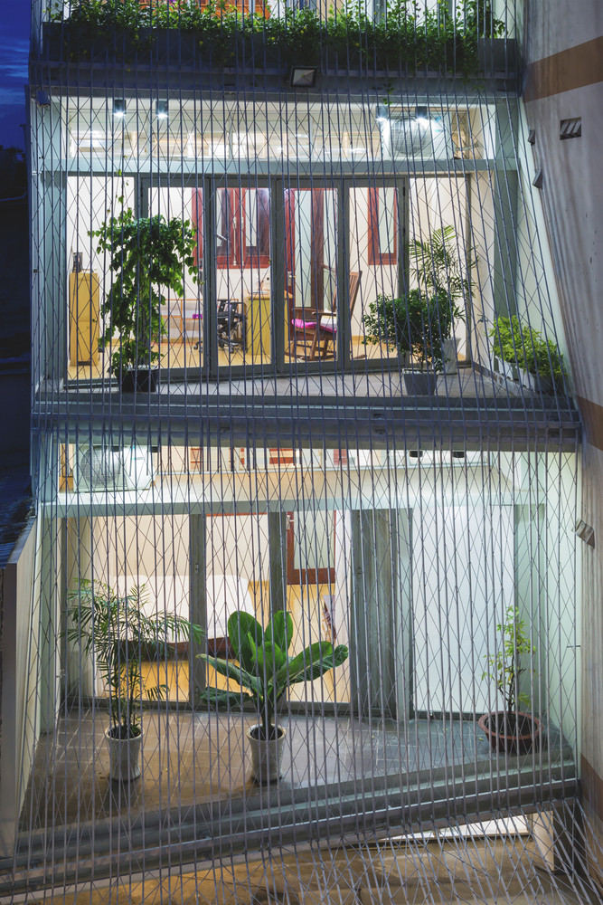 Để đảm bảo an toàn, lưới thép bao bọc ngôi nhà ở bên ngoài tất cả các ban công, vì vậy cửa sổ và cửa ra vào có thể luôn mở nếu muốn.