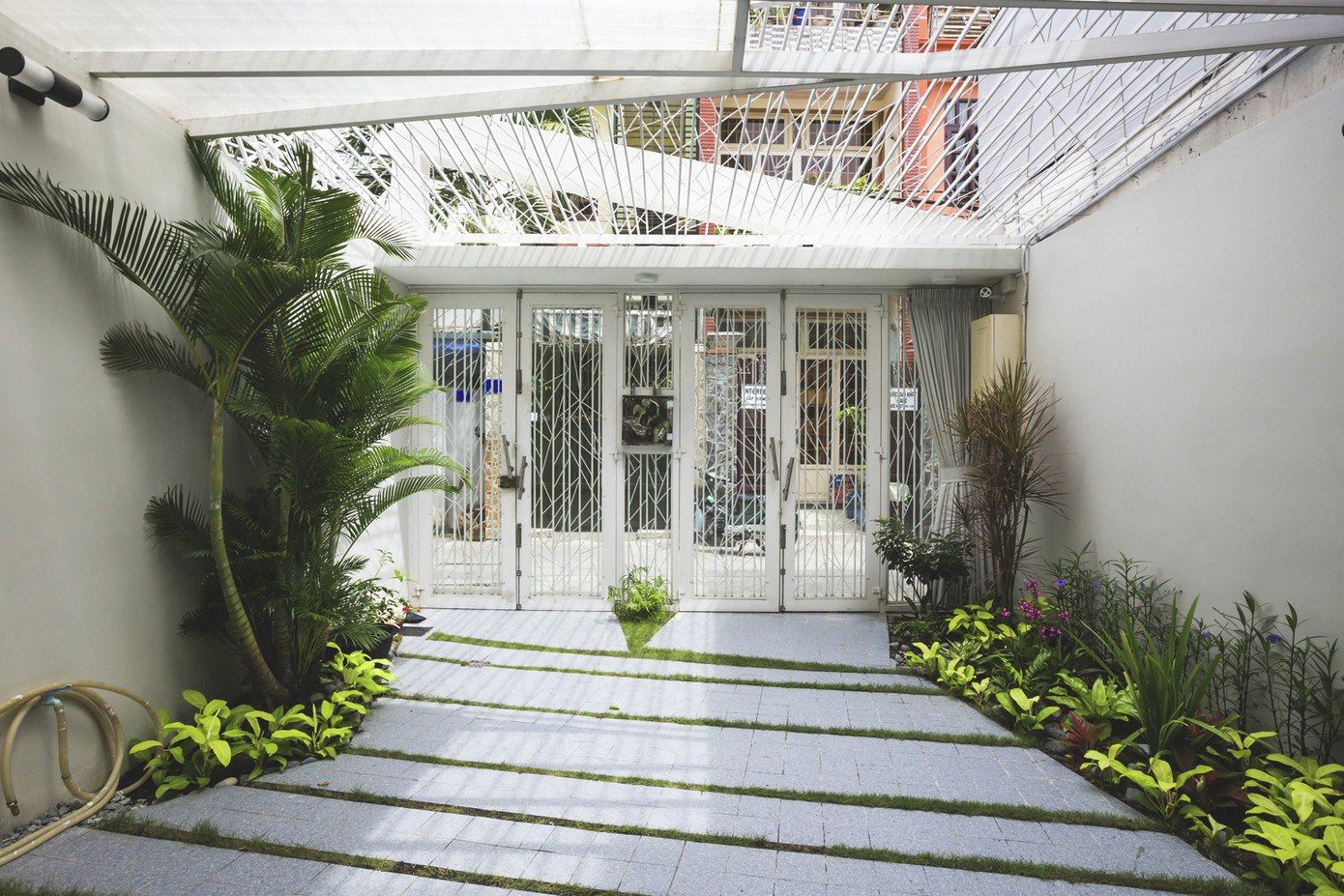 Sự kết hợp của các cạnh ban công ở mỗi tầng, cũng như các tấm chắn an ninh bằng thép, mang đến một kiến trúc vượt ra ngoài chủ nghĩa hiện đại.