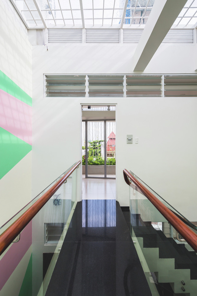 Các cửa sổ mái hắt có thể được đóng lại nếu cần thiết để điều hòa không khí, mặc dù trên thực tế, hiếm khi cần điều hòa không khí vì gió luôn di chuyển khắp nhà.