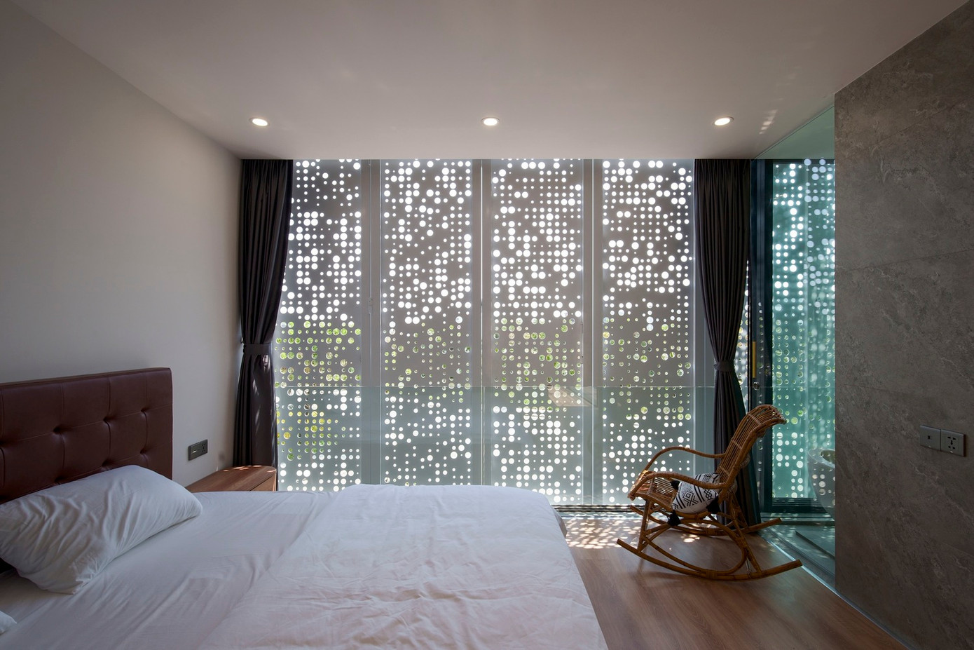 Trên tầng hai, có hai phòng ngủ, một ở phía trước và một ở phía sau.