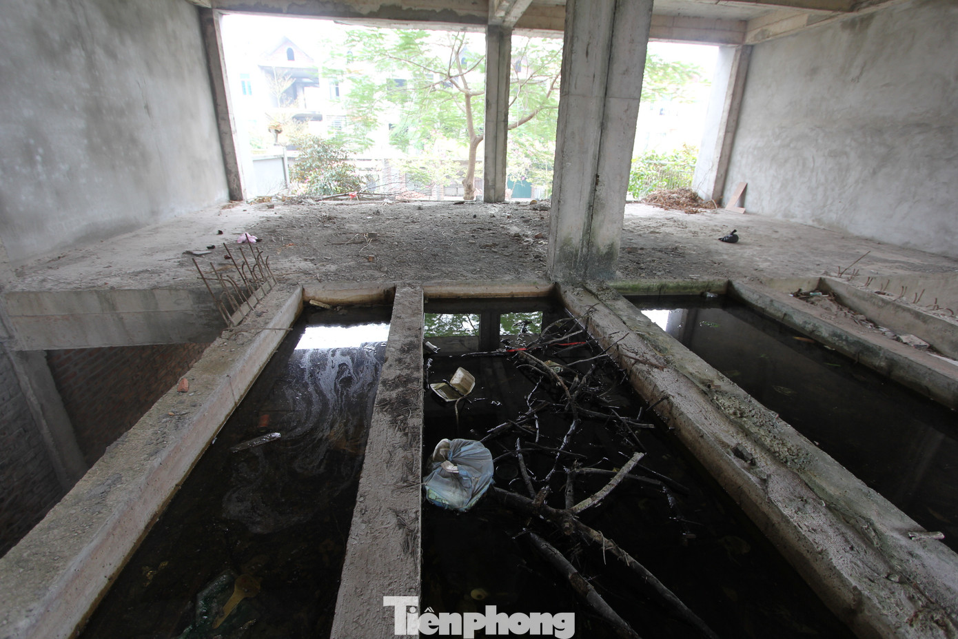 Nhiều hộ dân sinh sống tại KĐT nhiều năm qua sống trong cảnh thiếu điện, thiếu nước, vẫn chưa được cấp sổ đỏ mặc dù đã hoàn thiện việc đóng kinh phí và các thủ tục giấy tờ theo yêu cầu của chủ đầu tư.