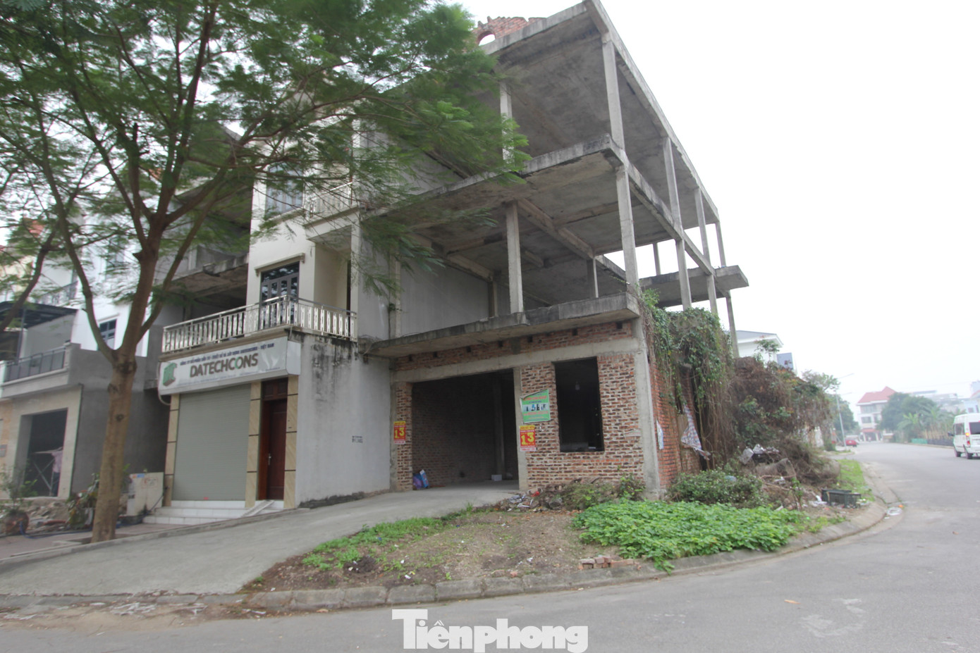 Nhiều hộ dân sinh sống tại KĐT nhiều năm qua sống trong cảnh thiếu điện, thiếu nước, vẫn chưa được cấp sổ đỏ mặc dù đã hoàn thiện việc đóng kinh phí và các thủ tục giấy tờ theo yêu cầu của chủ đầu tư.