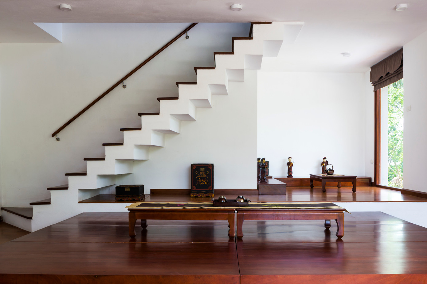 Nhờ hệ thống thông gió vô cùng độc đáo, liên kết chặt chẽ giữa các tầng, ngôi nhà giống như một khu nghỉ dưỡng lý tưởng để gia đình và bạn bè có thể thoải mái tận hưởng bầu không khí trong lành.