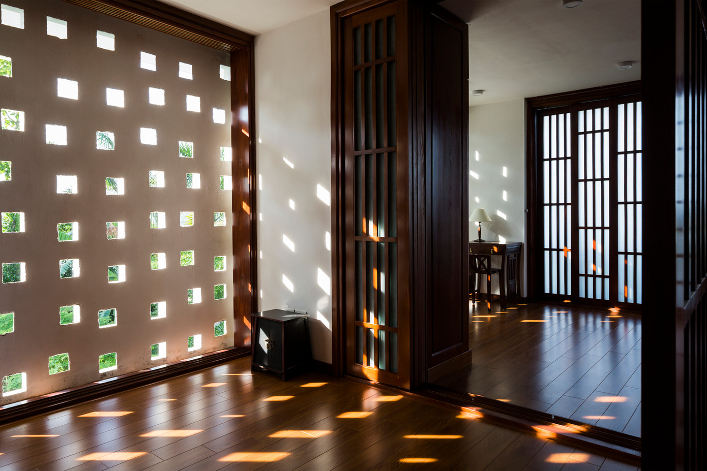 Mỗi tầng đều có cửa trượt và ban công hướng Đông Nam.