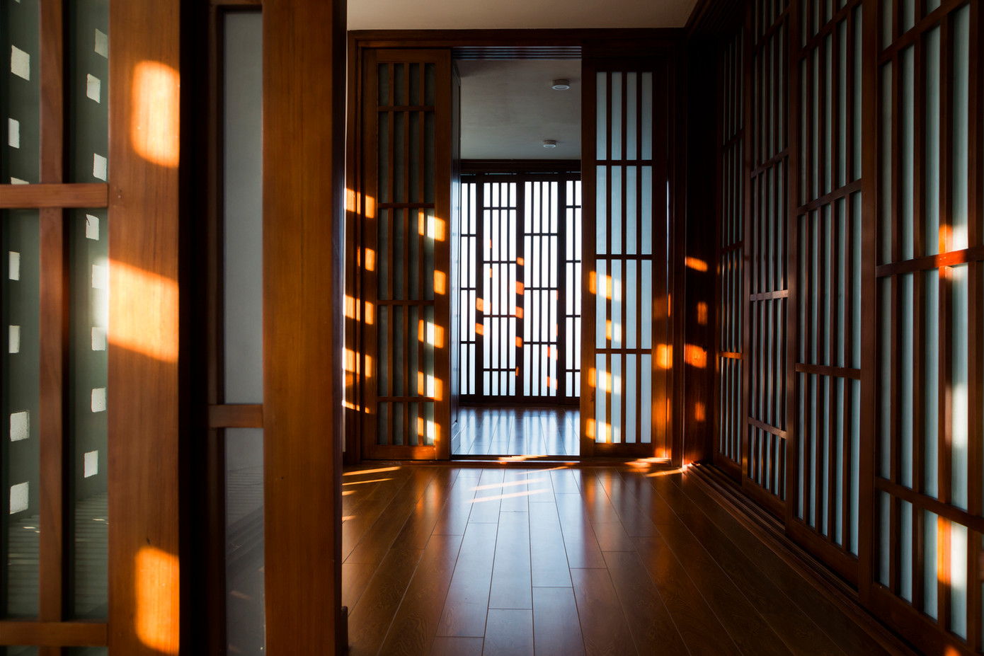 Mỗi tầng đều có cửa trượt và ban công hướng Đông Nam.