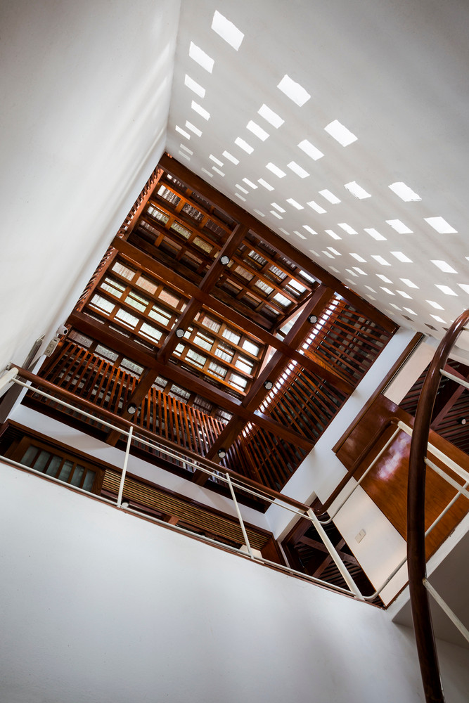 Mái nhà dốc bằng gỗ lợp ngói gốm với cửa sổ thoát khí nâng cao trên đỉnh.