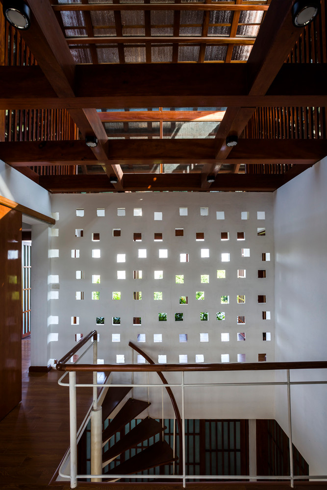 KTS sử dụng cửa sổ thoát khí để thông gió từ tầng 2 và tầng 3 lên trên.