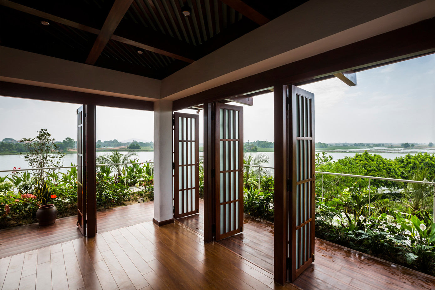 Do nhà gần hồ nên KTS đặt cửa và ban công mở hoàn toàn về phía Nam và phía Đông để nhìn ra hồ.