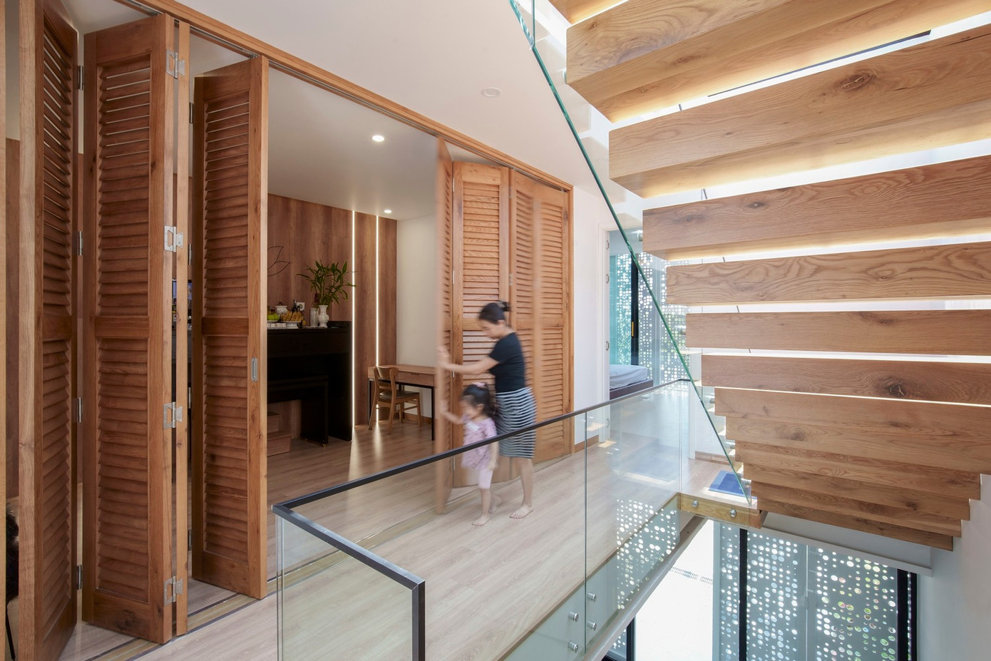 Ở giữa hai phòng ngủ là không gian thờ cúng. Cùng với đó là giếng trời lớn để lấy sáng cho hành lang và cầu thang.