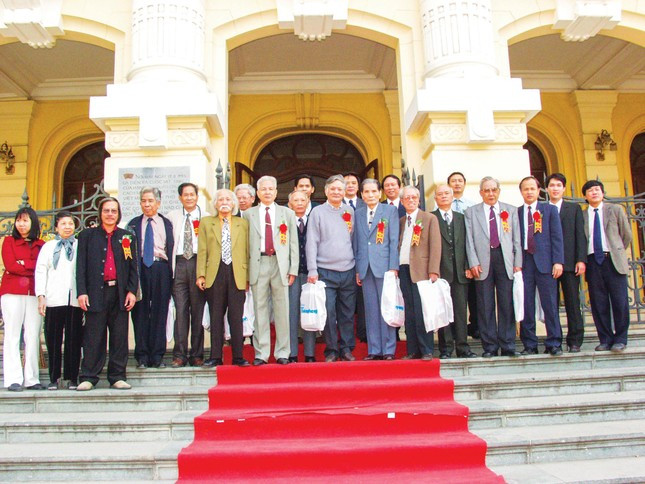 Các thế hệ làm báo Tiền Phong ngày gặp mặt. Ảnh: Hồng Vĩnh.