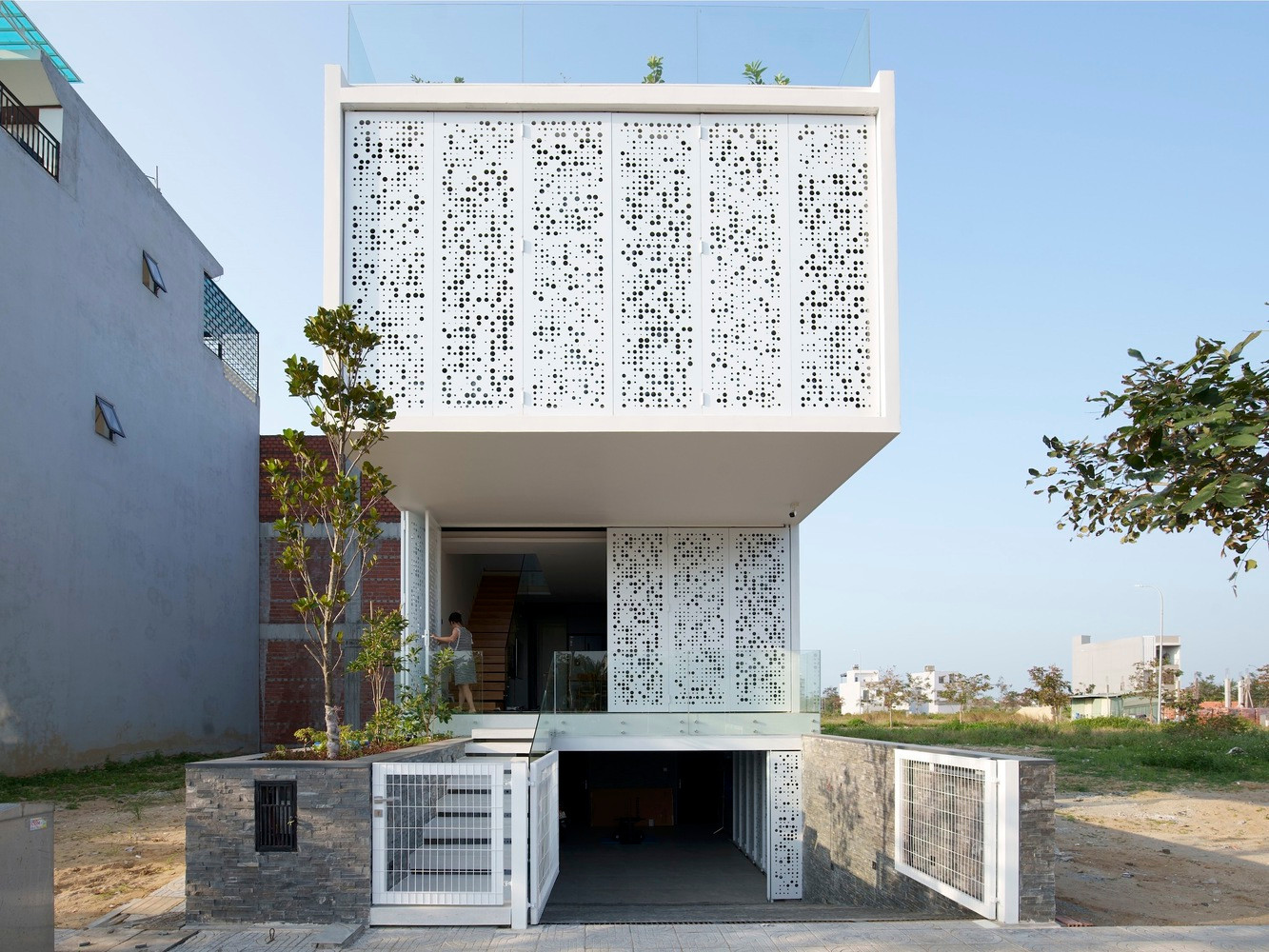 Chủ nhân của công trình này mong muốn có thể tận dụng tối đa diện tích của ngôi nhà để trồng rau hữu cơ cung cấp cho gia đình; tiết kiệm điện và nước.