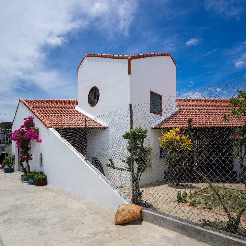 Kiến trúc sư thiết kế ngôi nhà cấp 4 thành một khối chéo 45 độ, tách mảnh đất 18mx20m thành 2 khu vườn hình tam giác để tất cả các không gian trong nhà đều có view thông thoáng nhất. Kiến trúc sư thiết kế ngôi nhà cấp 4 thành một khối chéo 45 độ, tách mảnh đất 18mx20m thành 2 khu vườn hình tam giác để tất cả các không gian trong nhà đều có view thông thoáng nhất.