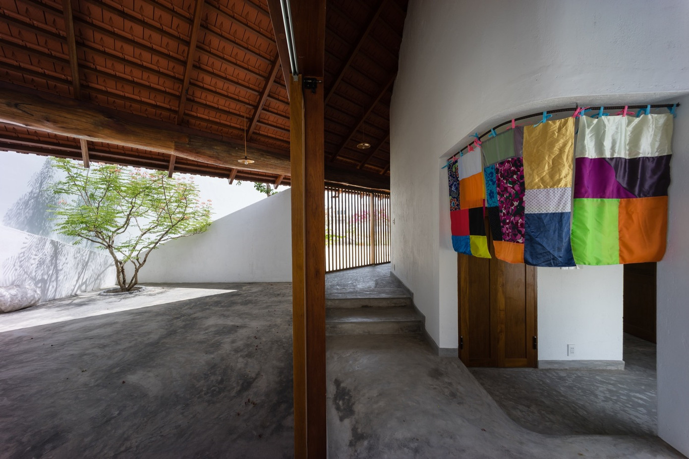 Mục đích của việc thiết kế là tạo ra một ngôi nhà sử dụng tất cả các vật liệu quen thuộc của địa phương với phương pháp xây dựng đơn giản nhất có thể. Mục đích của việc thiết kế là tạo ra một ngôi nhà sử dụng tất cả các vật liệu quen thuộc của địa phương với phương pháp xây dựng đơn giản nhất có thể.