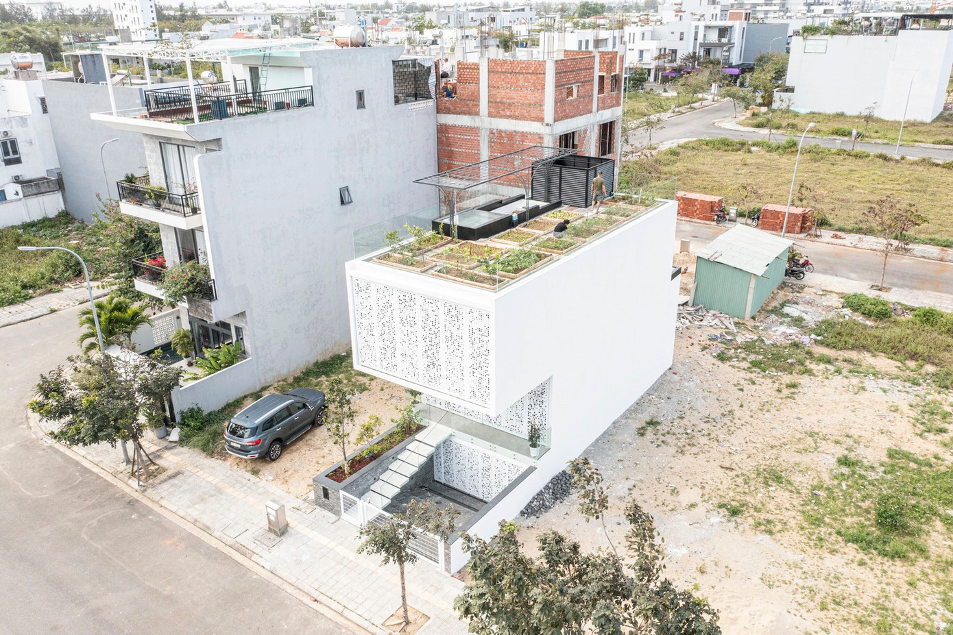 Kiến trúc sư cũng thiết kế một hệ thống tái chế nước, do đó nước mưa và nước tưới cây hàng ngày sẽ được thu gom vào một bể chứa lớn dưới lòng đất và có thể tái sử dụng trở lại.