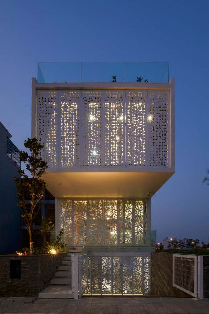 Hệ thống cửa sổ trời với cảm biến và hệ thống điều khiển tự động được sử dụng để lấy thêm ánh sáng và gió cho tất cả các phòng ngủ, phòng tắm.