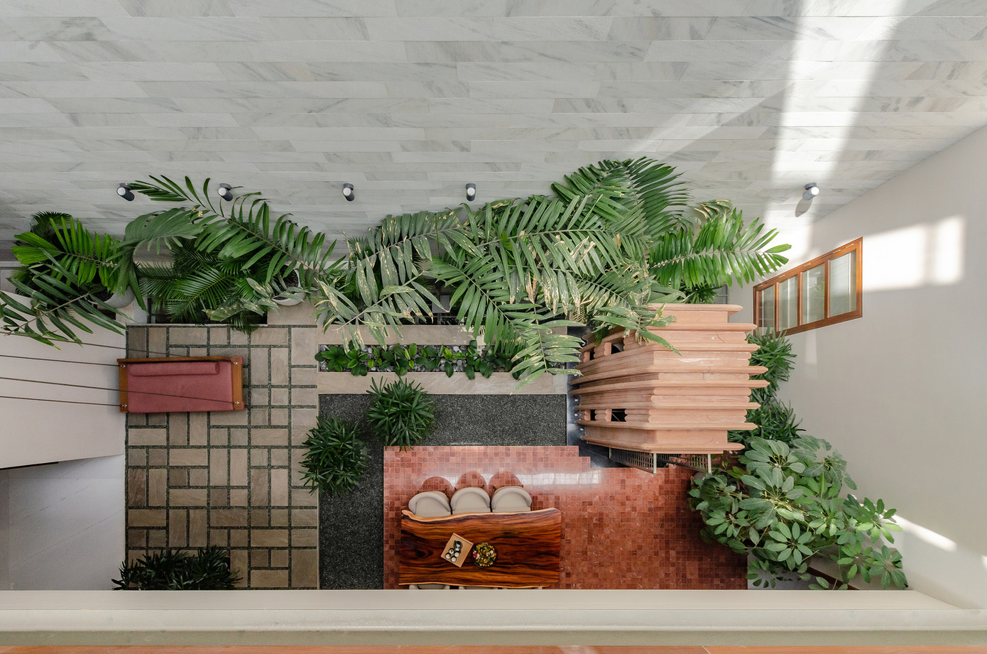 Sự kết hợp giữa xây dựng và cảnh quan giúp mọi không gian trong nhà đều tạo cảm giác thoáng mát và dễ chịu.