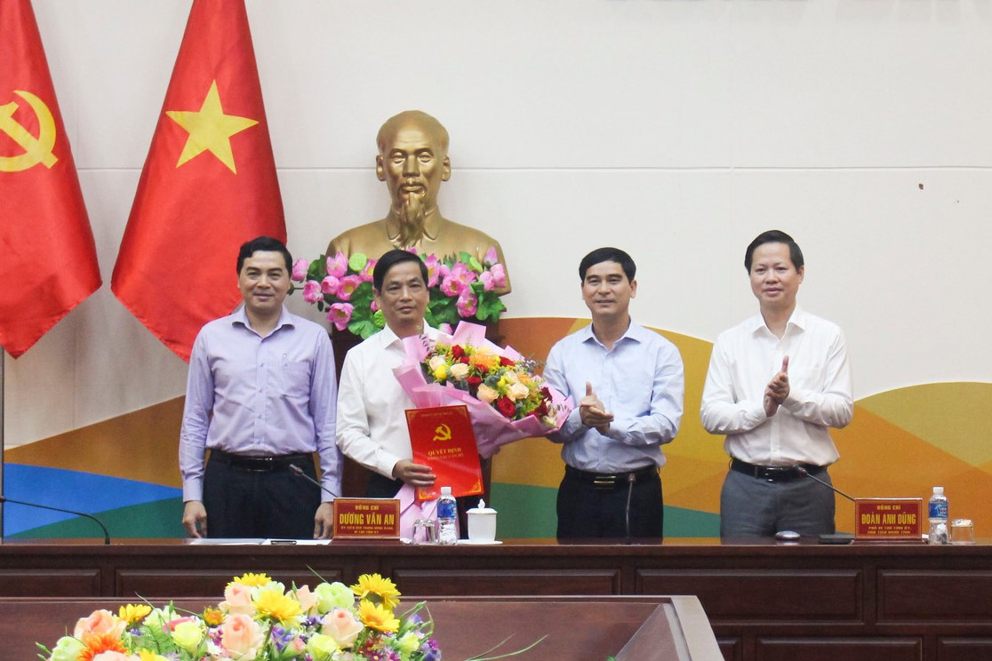 Bí thư Tỉnh ủy Bình Thuận Dương Văn An, Phó Bí thư Thường trực Tỉnh ủy Bình Thuận Nguyễn Hoài Anh, Chủ tịch UBND tỉnh Bình Thuận Đoàn Anh Dũng chúc mừng đồng chí Võ Thanh Bình.