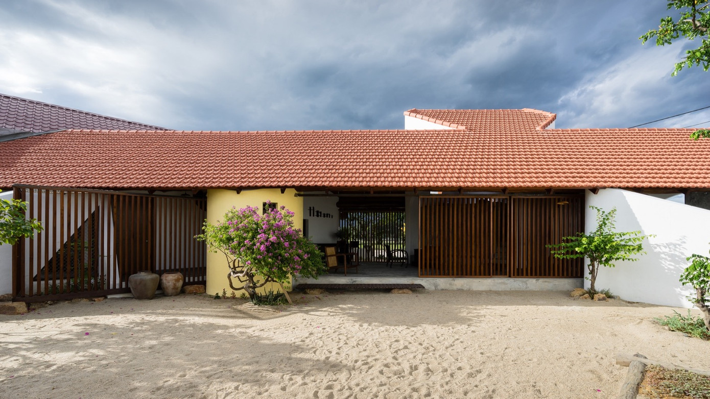 Các cánh cửa sử dụng hệ cửa lùa, khu vực sân trong không được trải bê tông hay gạch lát mà là một tấm thảm cát như một bãi biển thu nhỏ. Bãi cát này sẽ là nơi cho những đứa trẻ chơi đùa. Các cánh cửa sử dụng hệ cửa lùa, khu vực sân trong không được trải bê tông hay gạch lát mà là một tấm thảm cát như một bãi biển thu nhỏ. Bãi cát này sẽ là nơi cho những đứa trẻ chơi đùa.