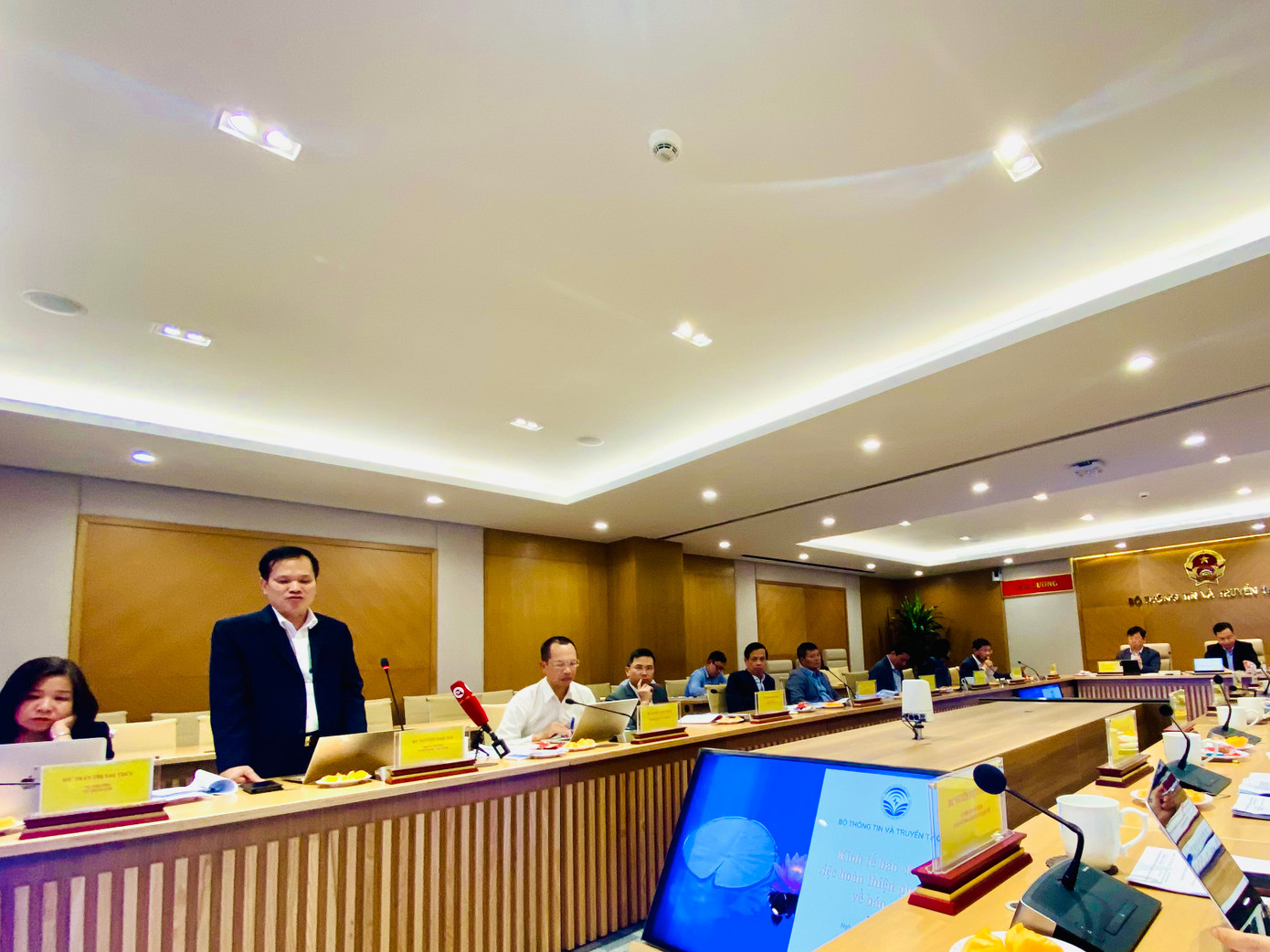 Đại biểu phát biểu tại cuộc làm việc.