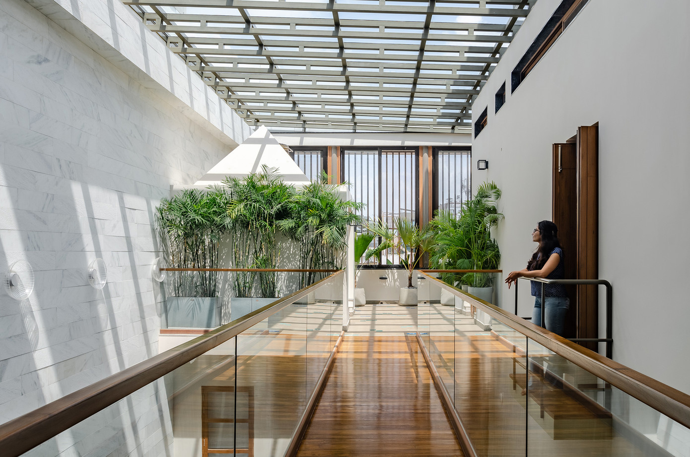 Cả ngày, ngôi nhà gần như không phải bật điện vì ánh sáng tự nhiên luôn tràn ngập khắp không gian.