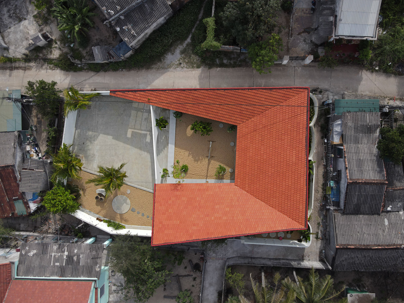 Do ngôi nhà nằm trong một làng chài nhỏ, bao quanh là cát biển nên ngôi nhà sử dụng màu ngói đỏ để không phá vỡ cảnh quan xung quanh. Để phù hợp kiến trúc nhiệt đới, mái ngói được làm dốc để thoát nước mưa nhanh. Do ngôi nhà nằm trong một làng chài nhỏ, bao quanh là cát biển nên ngôi nhà sử dụng màu ngói đỏ để không phá vỡ cảnh quan xung quanh. Để phù hợp kiến trúc nhiệt đới, mái ngói được làm dốc để thoát nước mưa nhanh.