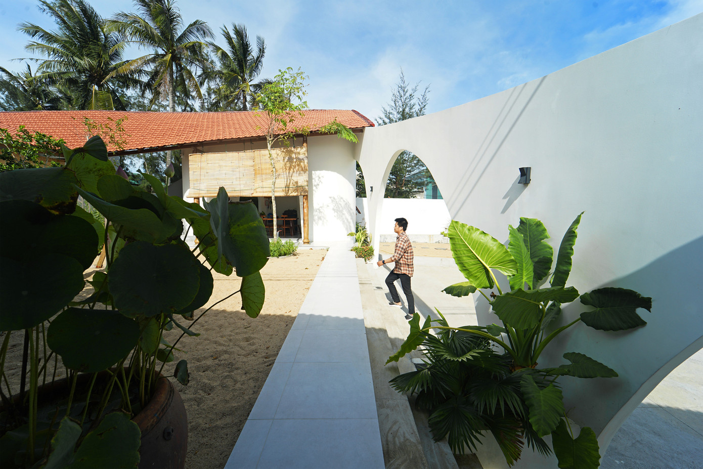 Ý tưởng của chủ nhân công trình là xây dựng một công trình đơn giản nhưng có thể tận dụng được vật liệu và hình ảnh chủ đạo của địa phương. Ý tưởng của chủ nhân công trình là xây dựng một công trình đơn giản nhưng có thể tận dụng được vật liệu và hình ảnh chủ đạo của địa phương.