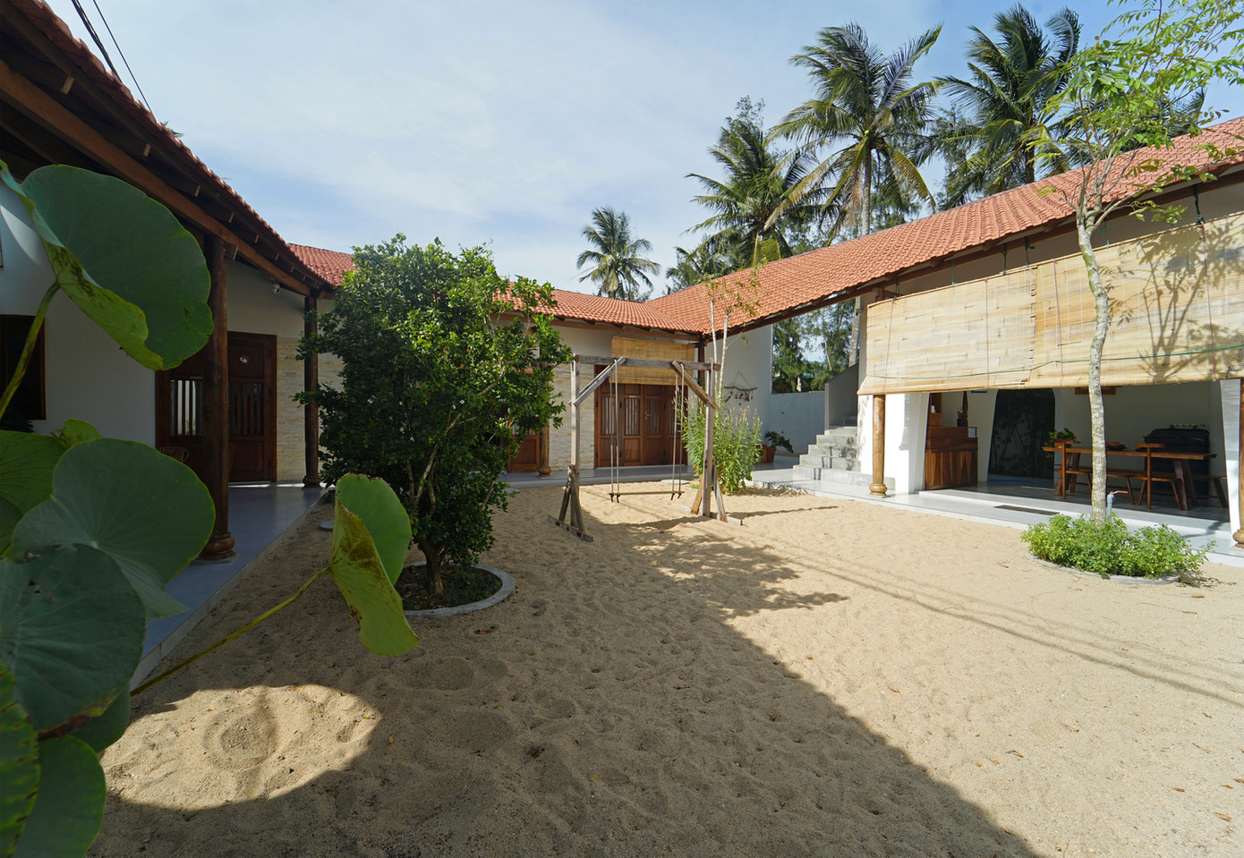 Thay vì đổ nền, khoảng sân của ngôi nhà để nguyên cát để người trong nhà có thể nằm trên cát ngắm bình minh hoặc hoàng hôn ngay trong chính sân nhà. Thay vì đổ nền, khoảng sân của ngôi nhà để nguyên cát để người trong nhà có thể nằm trên cát ngắm bình minh hoặc hoàng hôn ngay trong chính sân nhà.