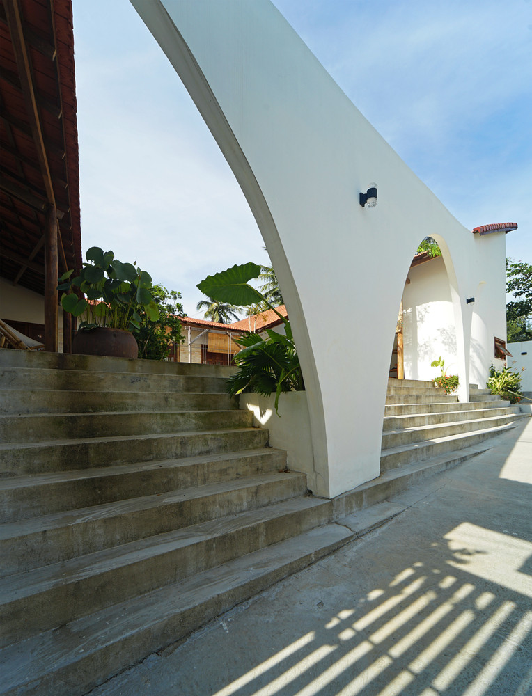 Để giải quyết vấn đề khí hậu, ngôi nhà quay về hướng đón gió mát, các hướng nắng xấu đều được che chắn. Để giải quyết vấn đề khí hậu, ngôi nhà quay về hướng đón gió mát, các hướng nắng xấu đều được che chắn.