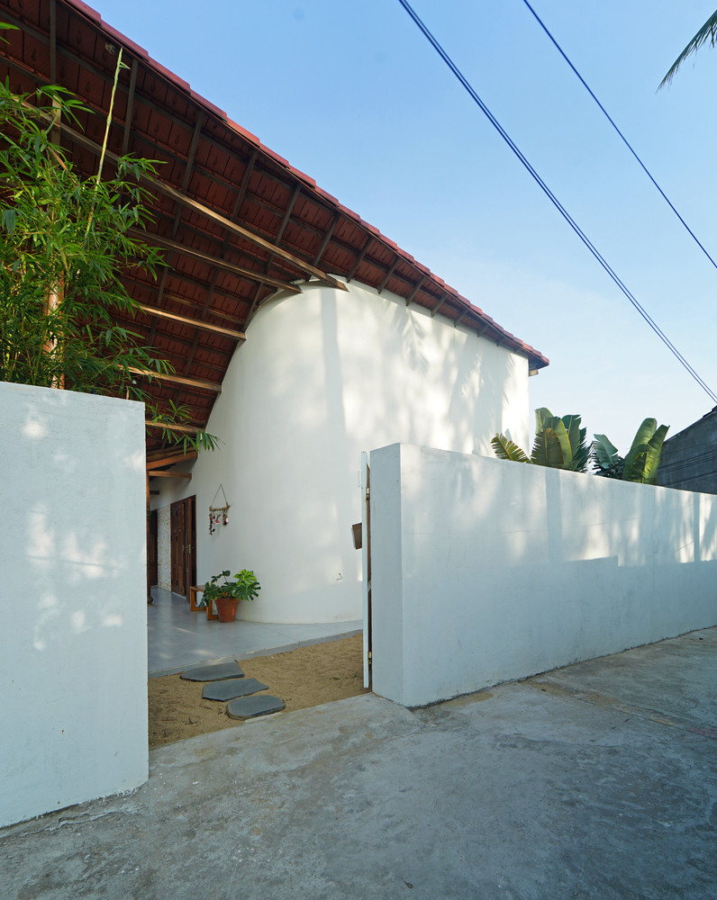 Để giải quyết vấn đề khí hậu, ngôi nhà quay về hướng đón gió mát, các hướng nắng xấu đều được che chắn. Để giải quyết vấn đề khí hậu, ngôi nhà quay về hướng đón gió mát, các hướng nắng xấu đều được che chắn.