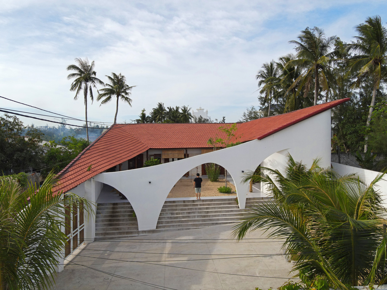 Nhờ lối kiến trúc đặc biệt kết hợp với việc sử dụng màu ngói đỏ, ngôi nhà hiện lên như một dải lụa trong gió khiến người nhìn mê mẩn. Nhờ lối kiến trúc đặc biệt kết hợp với việc sử dụng màu ngói đỏ, ngôi nhà hiện lên như một dải lụa trong gió khiến người nhìn mê mẩn.