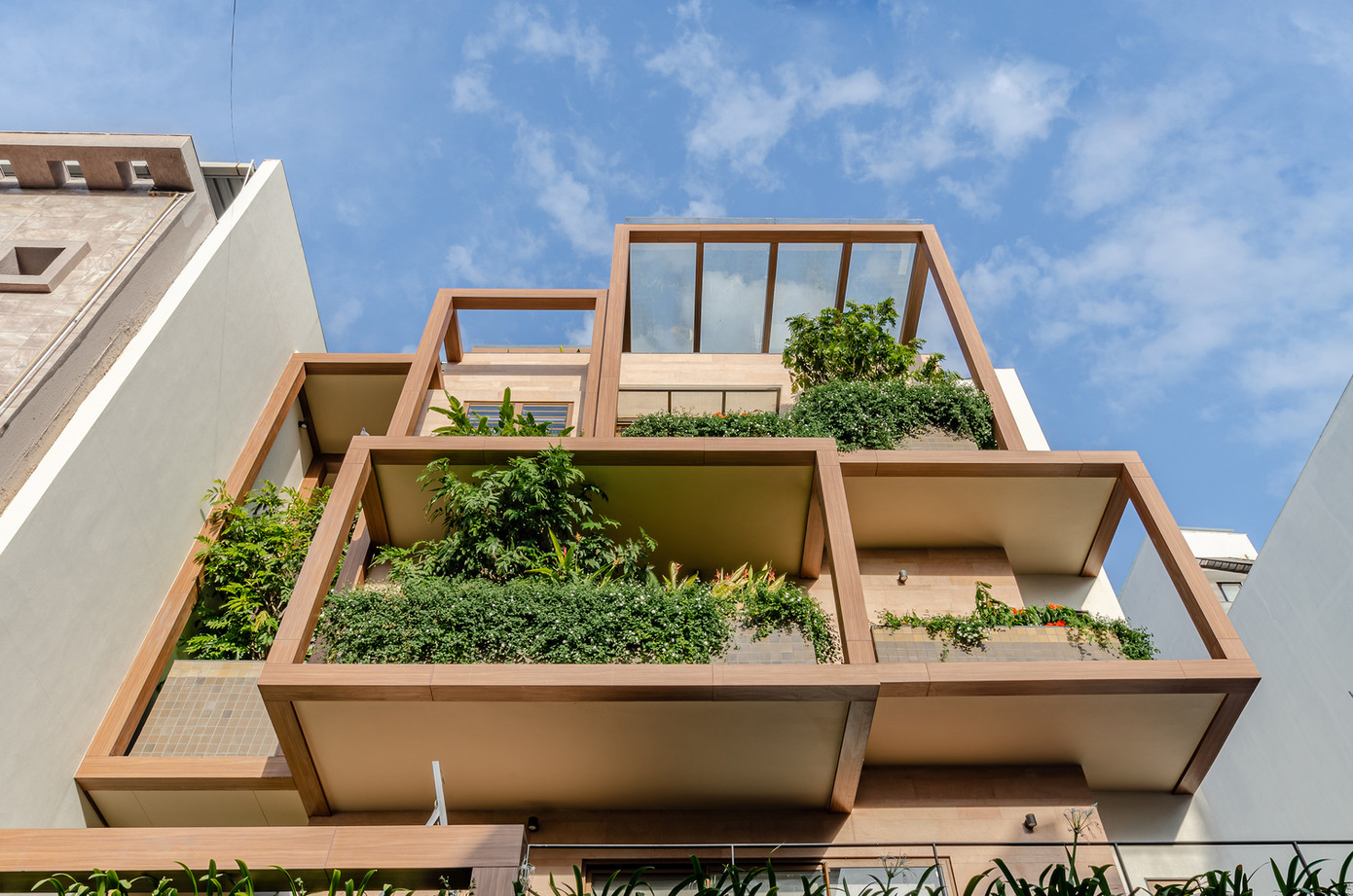 Mặt tiền dù đơn giản nhưng khi bố trí thêm cây xanh đã giúp ngôi nhà tạo điểm nhấn đặc biệt trong mắt người nhìn và ngay khi đăng tải, hình ảnh về ngôi nhà đã gây "sốt" trên mạng xã hội, nhận được hàng nghìn lượt chia sẻ.