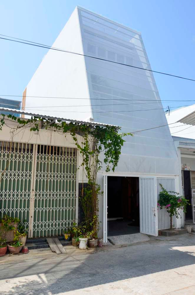 Ngôi nhà nhỏ này nằm trong một con hẻm của TP Nha Trang, mật độ xây dựng xung quanh dày đặc cùng với nhiều hình thái kiến trúc lộn xộn về mặt không gian. Ngôi nhà nhỏ này nằm trong một con hẻm của TP Nha Trang, mật độ xây dựng xung quanh dày đặc cùng với nhiều hình thái kiến trúc lộn xộn về mặt không gian.