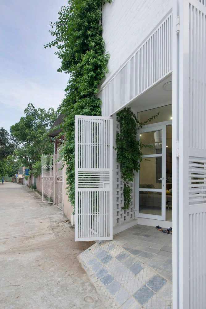 Khoảng trống ở góc thon nhất phía trước khu đất, được sử dụng để trồng cây xanh tạo sự riêng tư cho không gian bên trong, ngăn cách với đường đi nhưng vẫn đảm bảo thông gió và ánh sáng tốt cho phòng khách và mặt tiền.