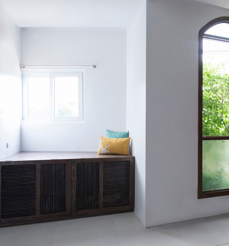 Thiết kế độc đáo của ngôi nhà giúp lấy sáng, thông gió và tạo chiều sâu cho bếp và phòng ăn (vốn dĩ diện tích rất hẹp).