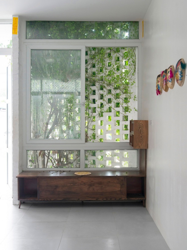 Thiết kế độc đáo của ngôi nhà giúp lấy sáng, thông gió và tạo chiều sâu cho bếp và phòng ăn (vốn dĩ diện tích rất hẹp).