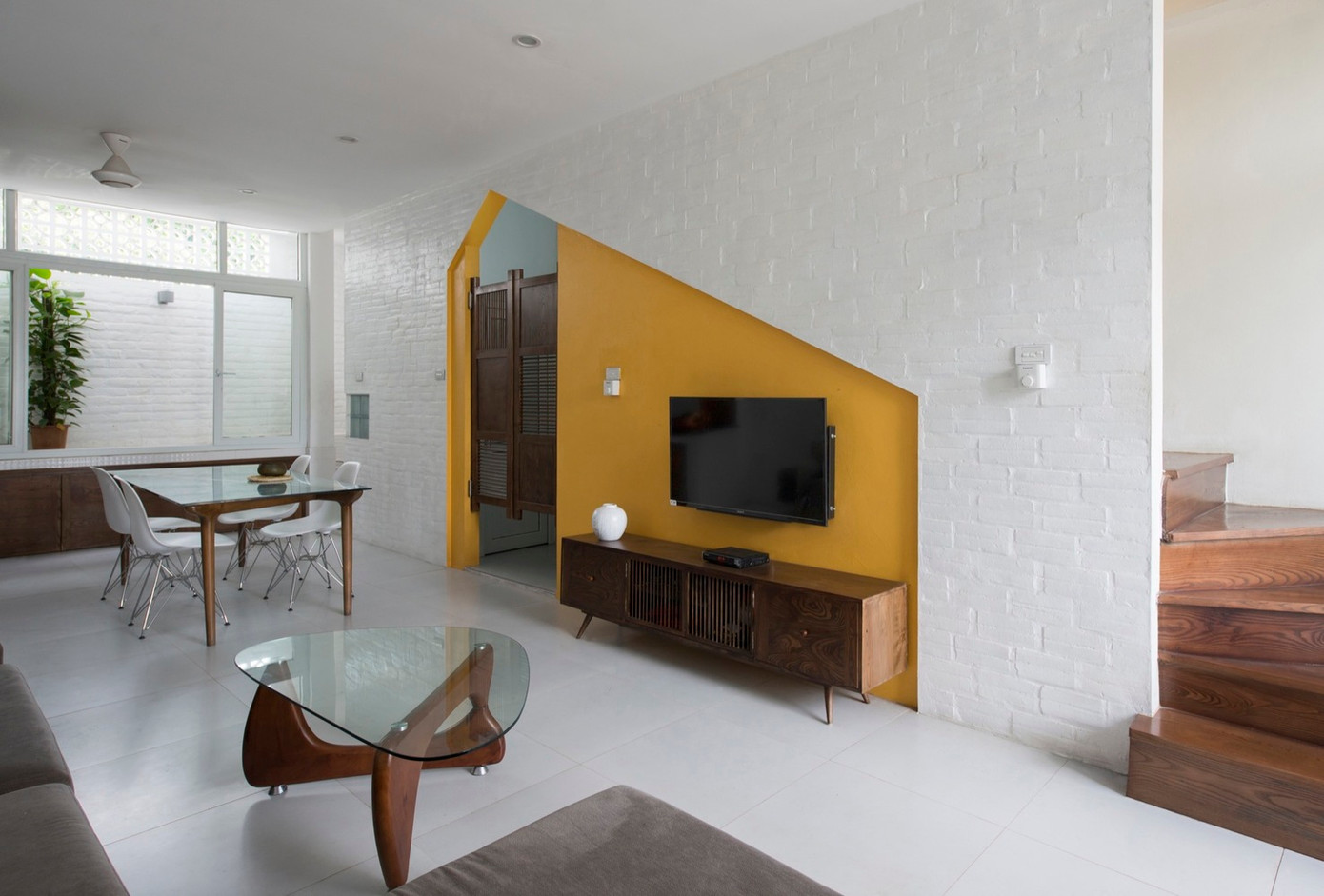 Các không gian như phòng ngủ, cầu thang, mái, nhà vệ sinh được thiết kế tối giản nhằm tối đa hóa không gian sử dụng và giảm thiểu chi phí xây dựng.